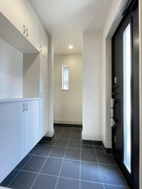 家族の靴がしまえるシューズボックス付き！SICにはベビーカーや子供の遊び道具なども収納できますよ＾＾