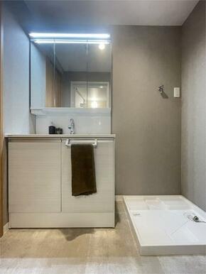 収納力のある三面鏡洗面台で、朝の準備もスムーズに。