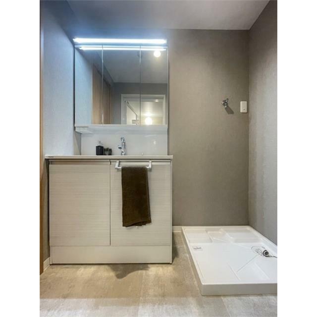 収納力のある三面鏡洗面台で、朝の準備もスムーズに。