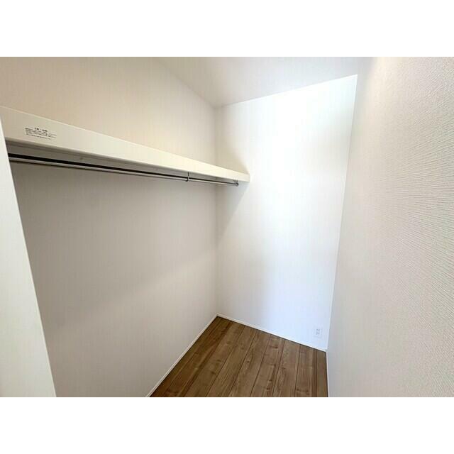 日々のお掃除道具やご家族の外出時上着などが収納できるファミリークローク