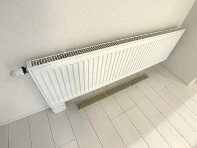 暖房は全室パネルヒーターつきのセントラル暖房。