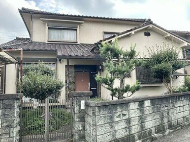 瀬戸町地頭分にある中古住宅。のどかな畑と川に囲まれ、落ち着いた住宅街に位置する和風の一戸建てです。