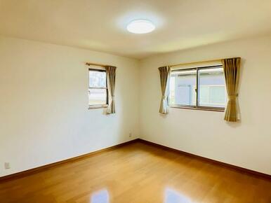 「2F北側洋室」別角度からのお写真です。