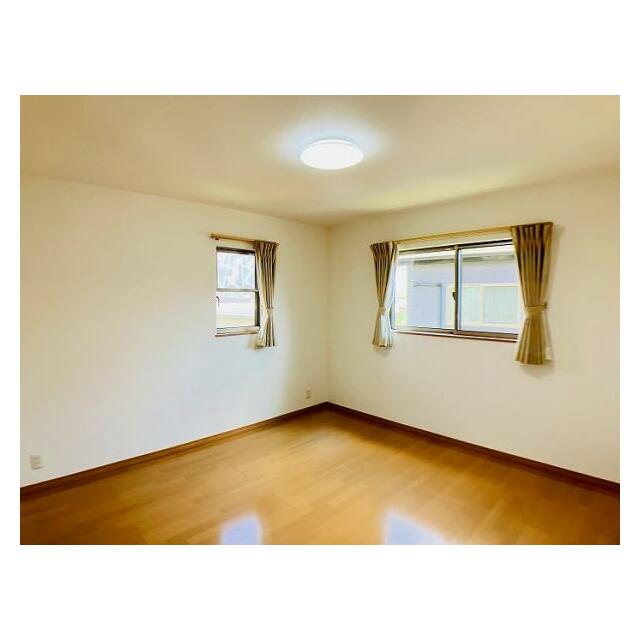 「2F北側洋室」別角度からのお写真です。