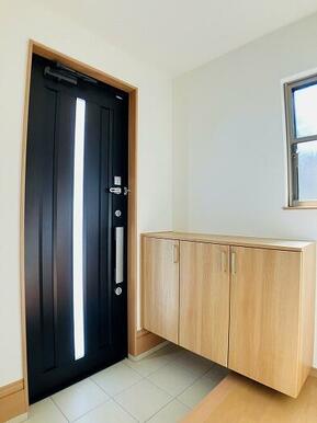 「玄関」廊下から玄関を見渡したお写真です。