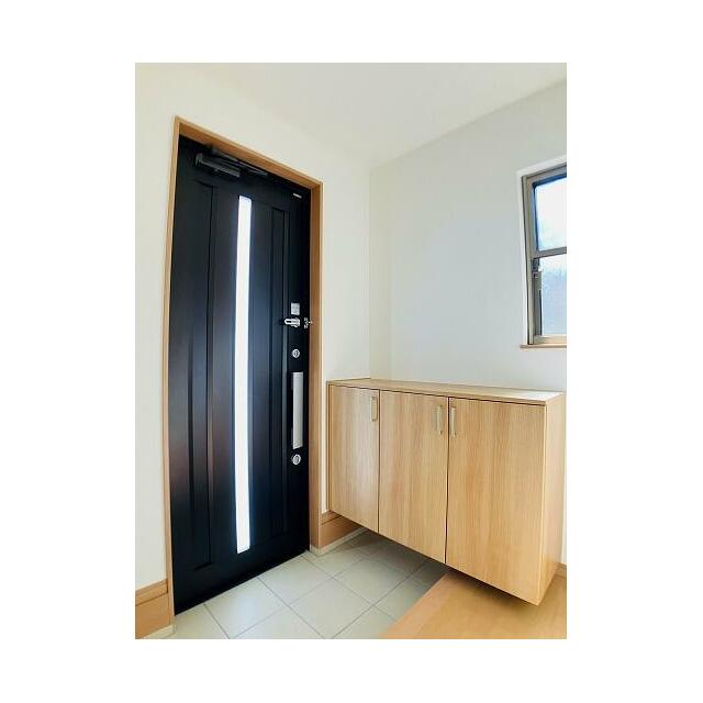 「玄関」廊下から玄関を見渡したお写真です。