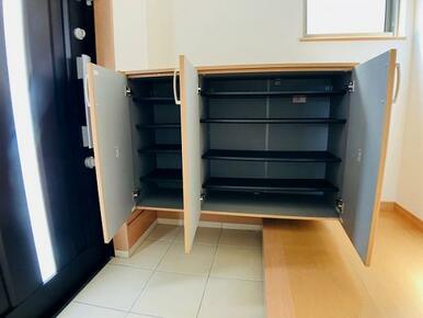 「玄関」シューズボックスがございます。