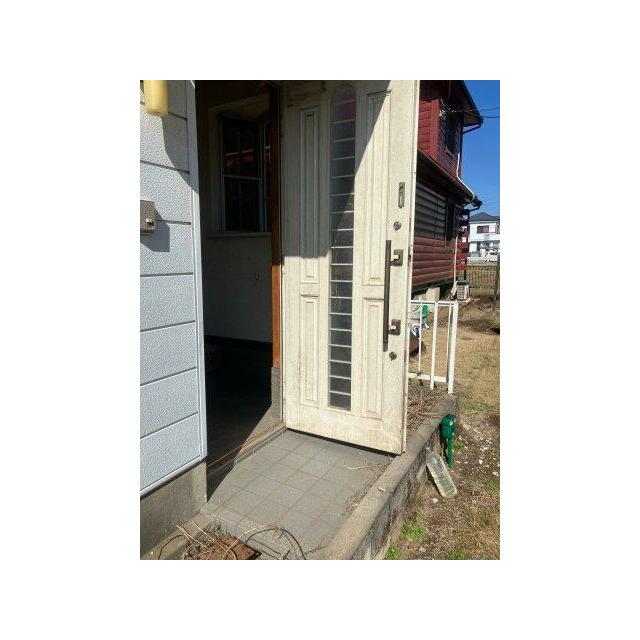 居住用の独立した玄関ドア。ポーチ部分には段差があります