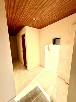 開ければ広がる、閉じれば落ち着く玄関（1号棟）