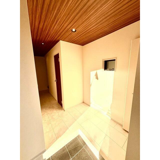 開ければ広がる、閉じれば落ち着く玄関（1号棟）