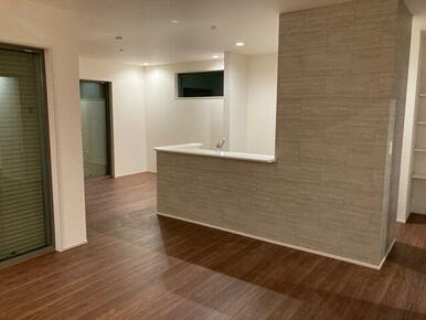 モダンなアクセントクロス採用で壁も一つのインテリア（5号棟）