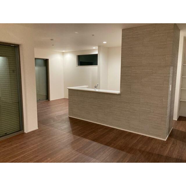 モダンなアクセントクロス採用で壁も一つのインテリア（5号棟）