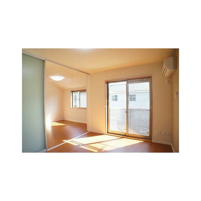 スライディングスクリーンを開放してリビングと洋室を広々使うことも可能です♪洋室には室内物干しがあり…