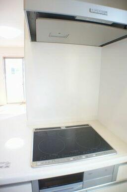 掃除がしやすいＩＨクッキングヒーターです。大型のレンジフードもありますので料理中の煙も安心です。