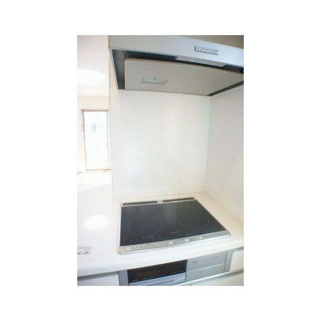 掃除がしやすいＩＨクッキングヒーターです。大型のレンジフードもありますので料理中の煙も安心です。