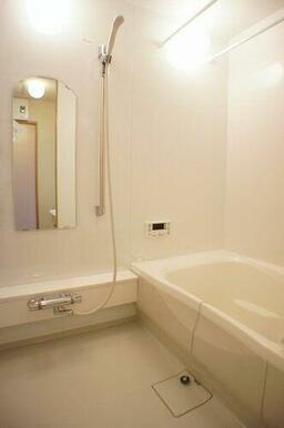 ２４時間換気と室内物干しが付いた浴室です。追い焚き機能も付いて、いつでもポカポカ癒しのバスタイムを…