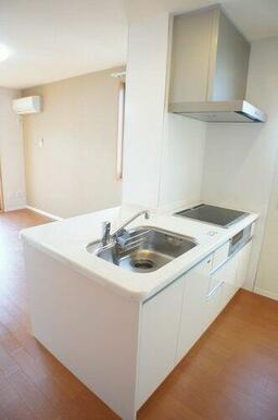 ＩＨクッキングヒーター付きのシステムキッチンです。調理スペースも確保されており料理が捗ります♪