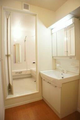 洗面化粧台は三面鏡タイプを採用。鏡の裏に収納があるので、化粧品等をスッキリ収納できます。ボウルも広…