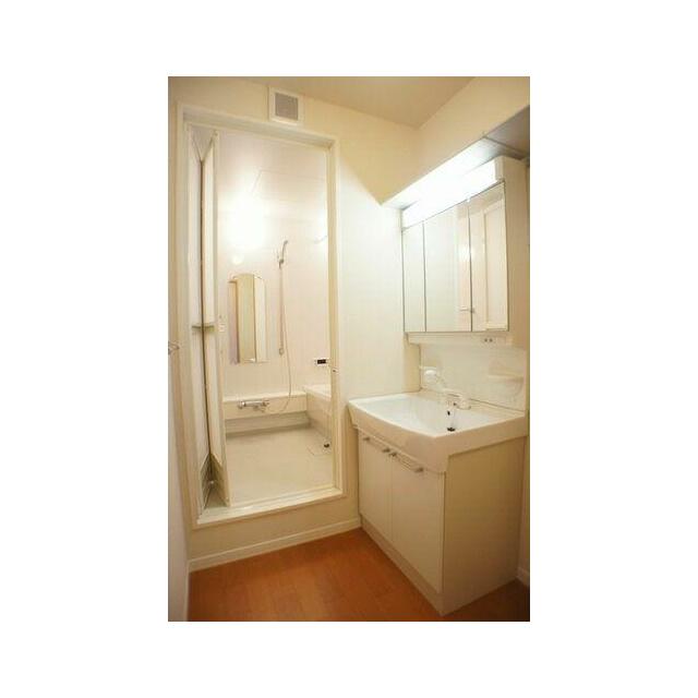 洗面化粧台は三面鏡タイプを採用。鏡の裏に収納があるので、化粧品等をスッキリ収納できます。ボウルも広…