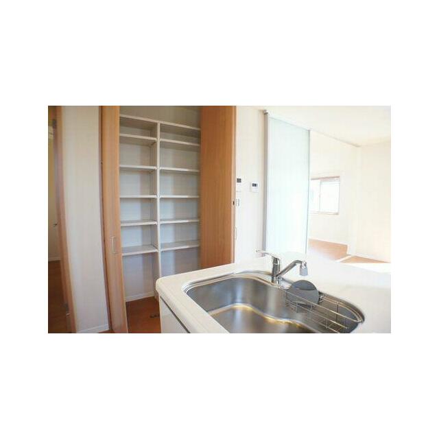 ＬＤＫ収納はパントリー（食料品保存庫）としても利用可能♪可動棚のため、高さの変更も可能です。