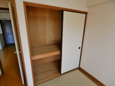 押入れ収納は大容量でお部屋がスッキリ片付きます。