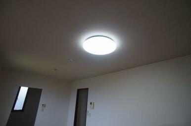 【リビング】消費電力が抑えられるLED照明付きのため、電気代が安くて経済的なだけでなく、入居時の初期費