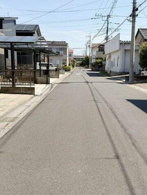 広々道路でスムーズな出入りが可能です♪