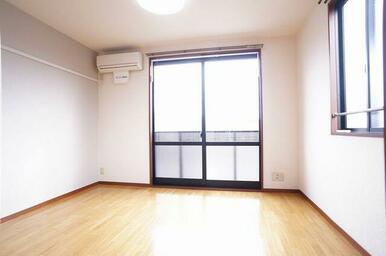 ６．３帖の洋室。２方向に窓がある、南向きの角部屋です！！備え付けのエアコン１台とＬＥＤシーリング照…