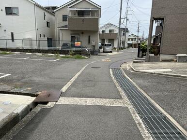 接道の様子（写真左側が目的物件）