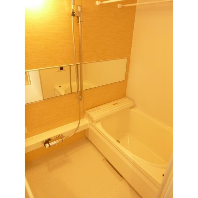 明るい雰囲気のバスルームです