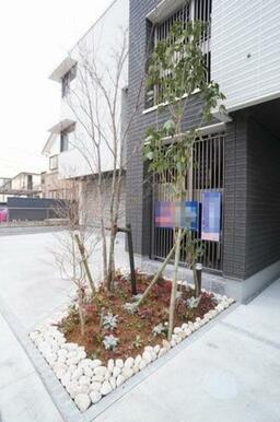 道路側には植栽がございます。