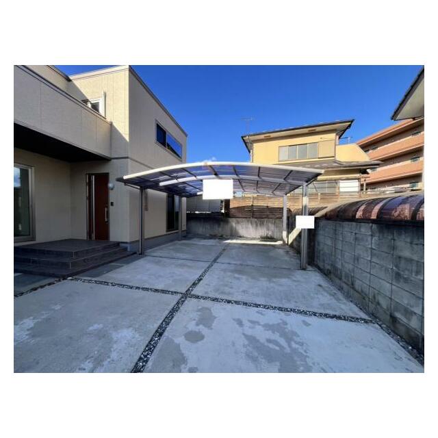 悪天候でも車の乗り降りが楽々！カーポートつきです♪