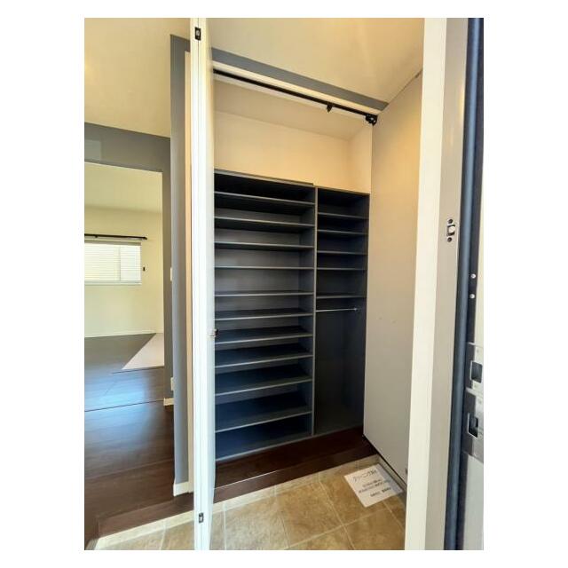 玄関を広く利用できるようシューズボックスを完備！