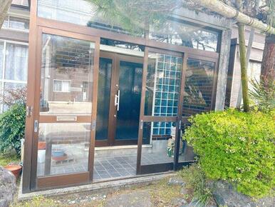 雪国に嬉しい風除室付き！