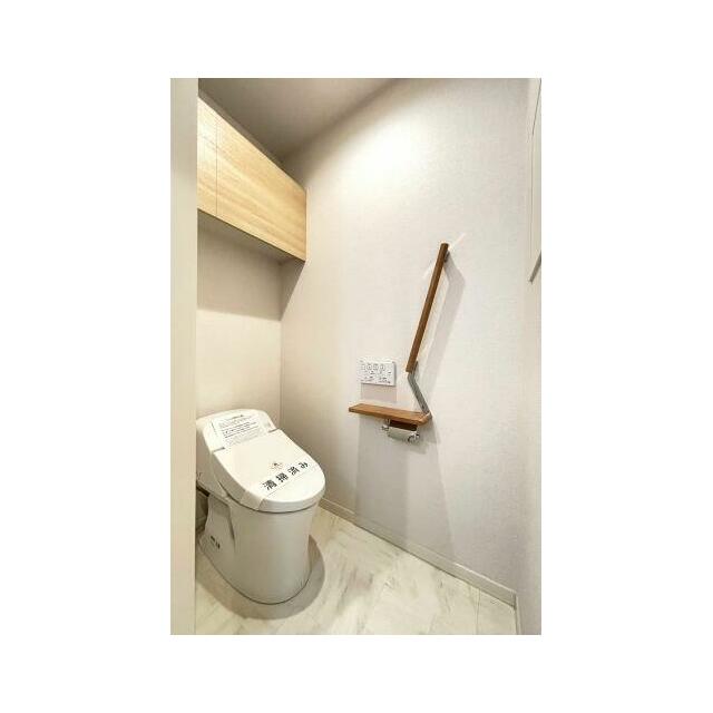 幅広い年齢層から支持されている今や必須アイテムの温水洗浄暖房便座♪冬場も便座が暖かくご使用いただけ…