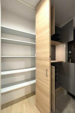 天井高を活かして上下に分かれたシューズボックスと、可変式の棚を備えた廊下収納は安心の収納力♪