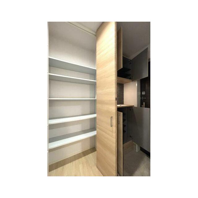 天井高を活かして上下に分かれたシューズボックスと、可変式の棚を備えた廊下収納は安心の収納力♪