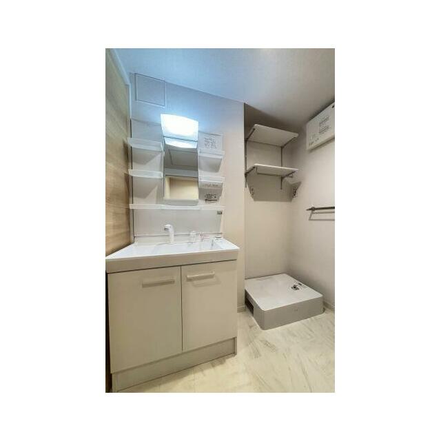 鏡の両脇に収納スペースを確保した洗髪洗面化粧台は、水栓がリフトアップするので洗髪もラクラク♪右側に…