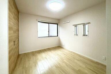 【洋室】６．４帖の洋室です♪全室ＬＥＤ照明設置済みなので、ご入居時にご準備不要です♪