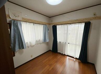 2階4.5帖（左）　※家具消去の加工をしております。