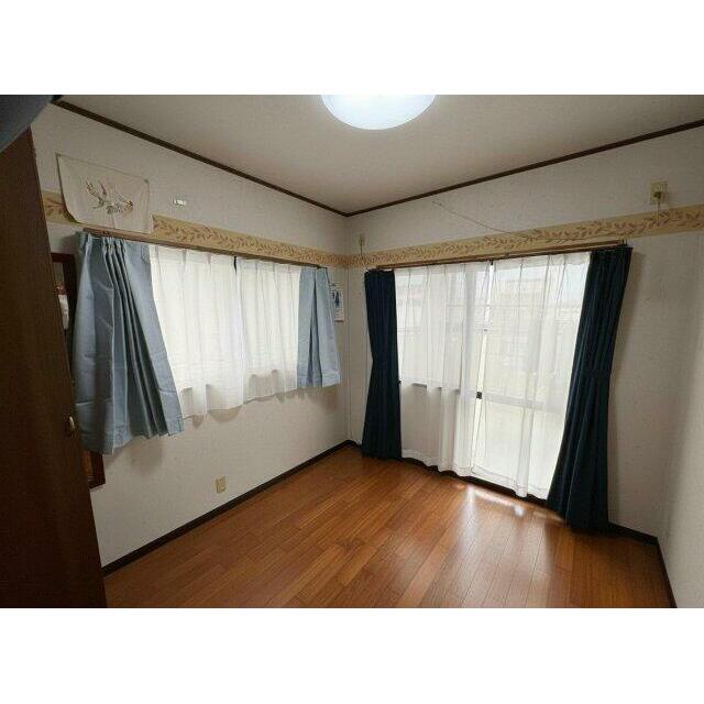2階4.5帖（左）　※家具消去の加工をしております。