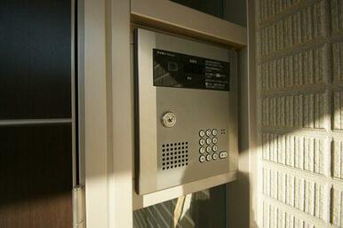 建物入口にオートロック付です。宅配ＢＯＸも設置済みです。
