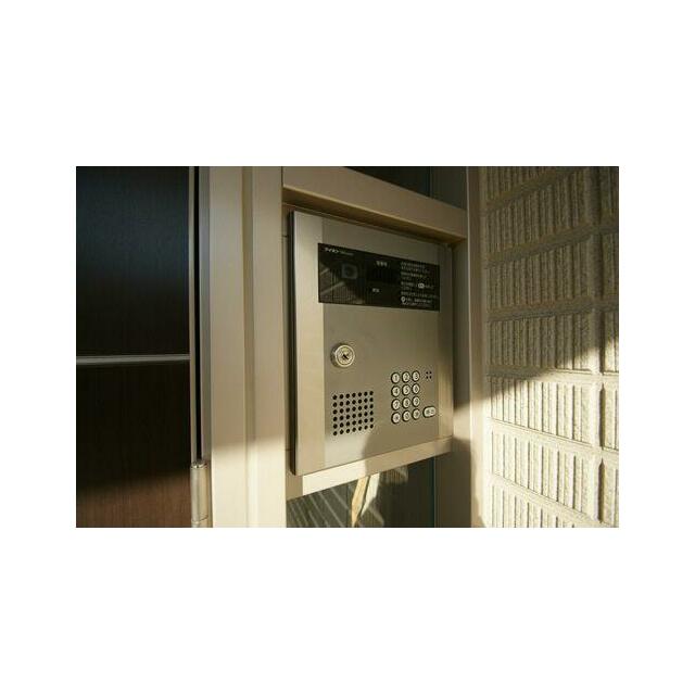 建物入口にオートロック付です。宅配ＢＯＸも設置済みです。