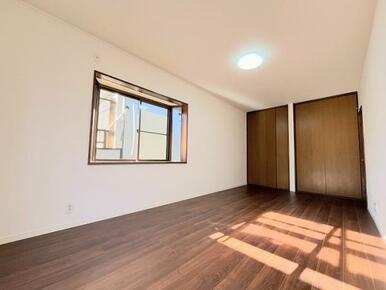 「2階南西側洋室＿約9帖」別の角度からの写真です。