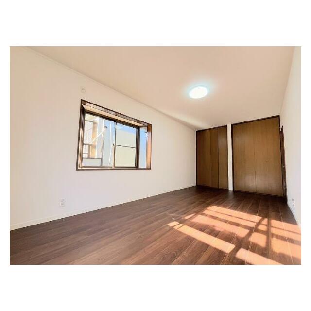 「2階南西側洋室＿約9帖」別の角度からの写真です。