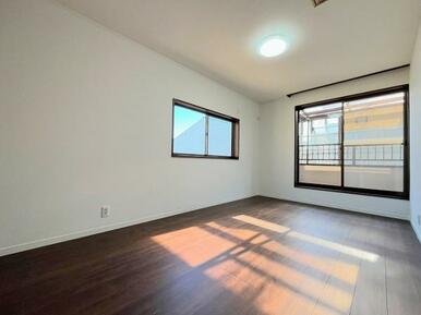 「2階南西側洋室」約9帖のお部屋です。