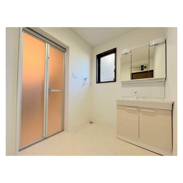 「脱衣洗面所」広々使えて便利です。