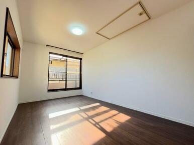 「2階南東側洋室」約7.5帖のお部屋です。