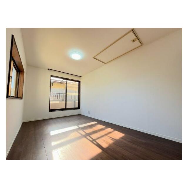 「2階南東側洋室」約7.5帖のお部屋です。