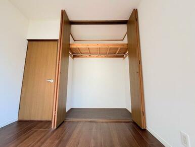 「2階南東側洋室＿約7.5帖」大きなクローゼットがございます。